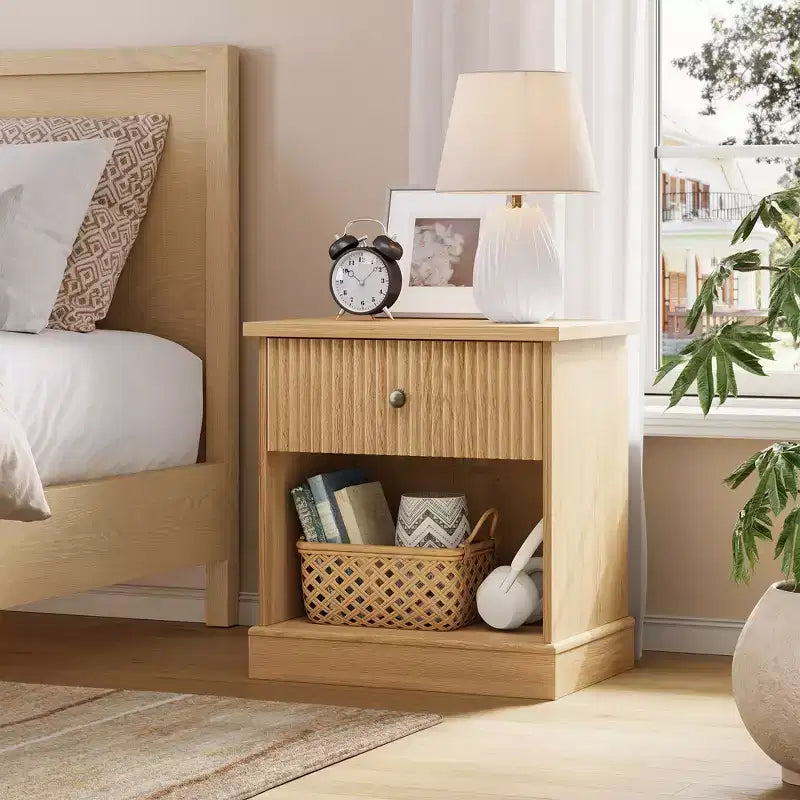 Comodino scanalato con cassetto, tavolino moderno con ripiano aperto, comodino salvaspazio con base curva per camera da letto o soggiorno