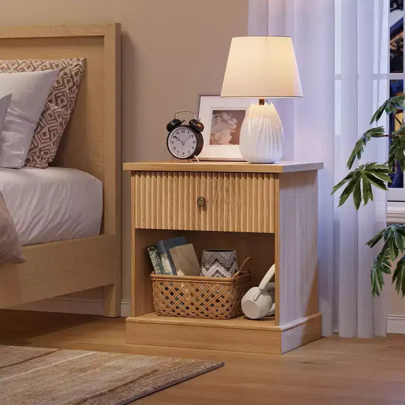 Comodino scanalato con cassetto, tavolino moderno con ripiano aperto, comodino salvaspazio con base curva per camera da letto o soggiorno