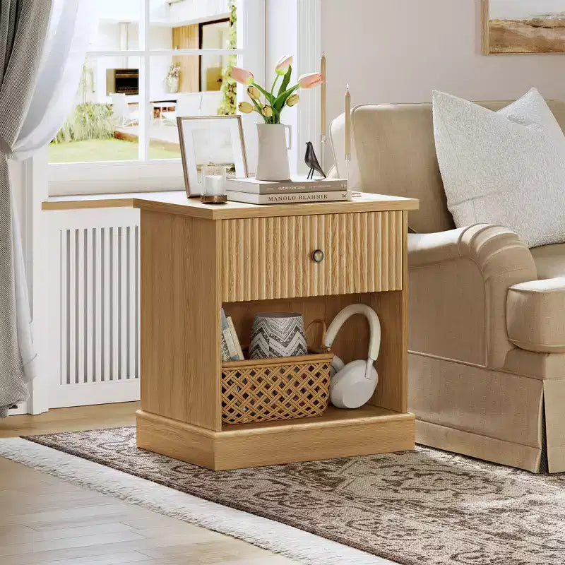 Comodino scanalato con cassetto, tavolino moderno con ripiano aperto, comodino salvaspazio con base curva per camera da letto o soggiorno