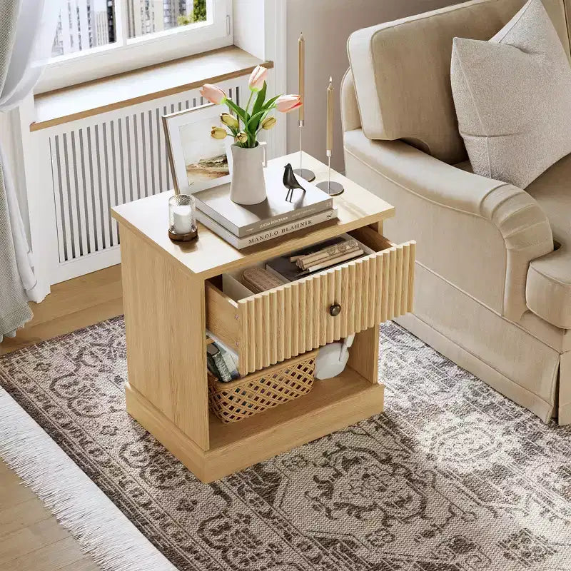 Comodino scanalato con cassetto, tavolino moderno con ripiano aperto, comodino salvaspazio con base curva per camera da letto o soggiorno