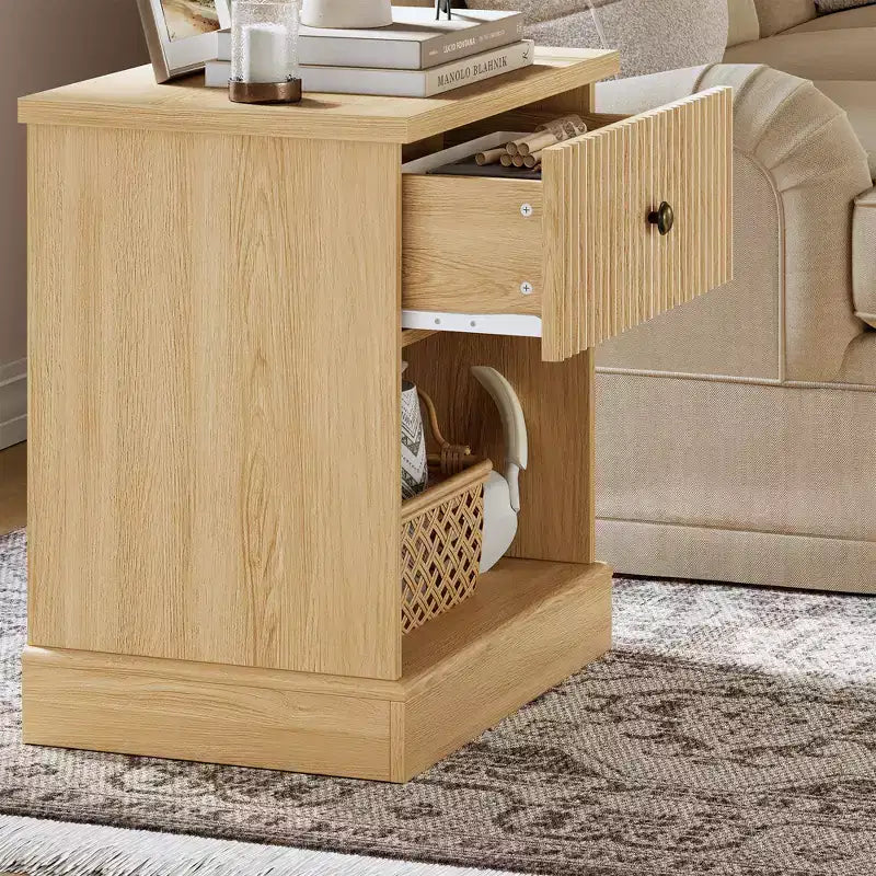 Comodino scanalato con cassetto, tavolino moderno con ripiano aperto, comodino salvaspazio con base curva per camera da letto o soggiorno
