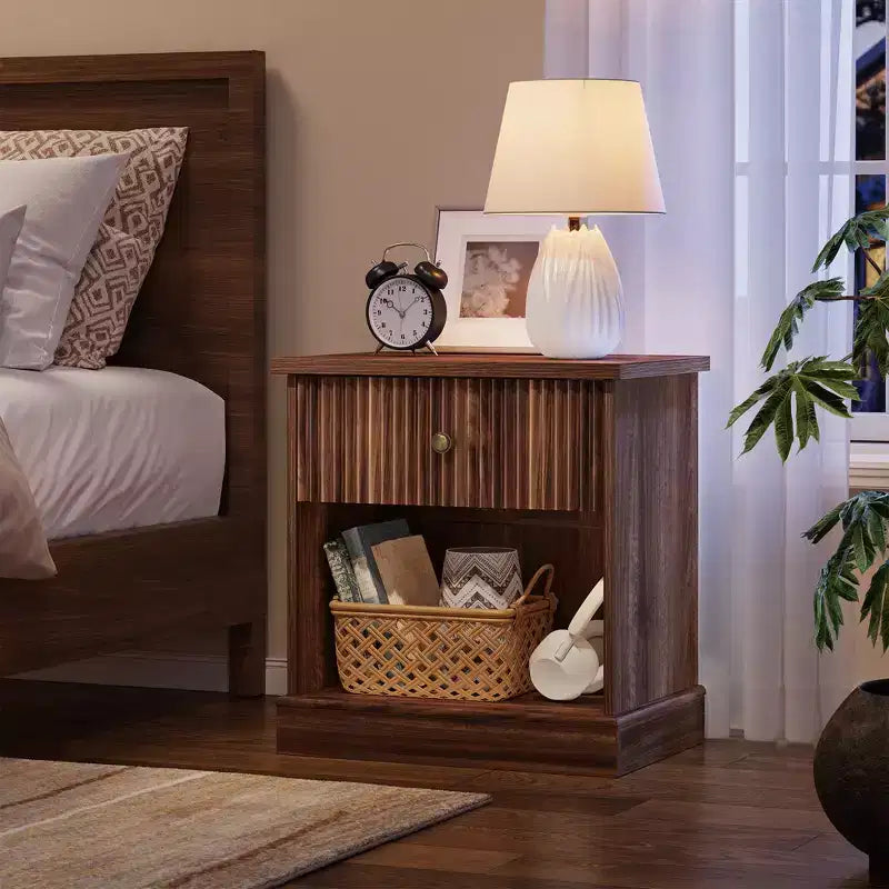 Comodino scanalato con cassetto, tavolino moderno con ripiano aperto, comodino salvaspazio con base curva per camera da letto o soggiorno