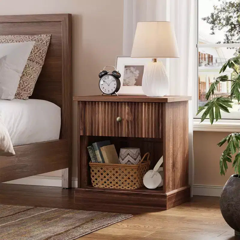 Comodino scanalato con cassetto, tavolino moderno con ripiano aperto, comodino salvaspazio con base curva per camera da letto o soggiorno