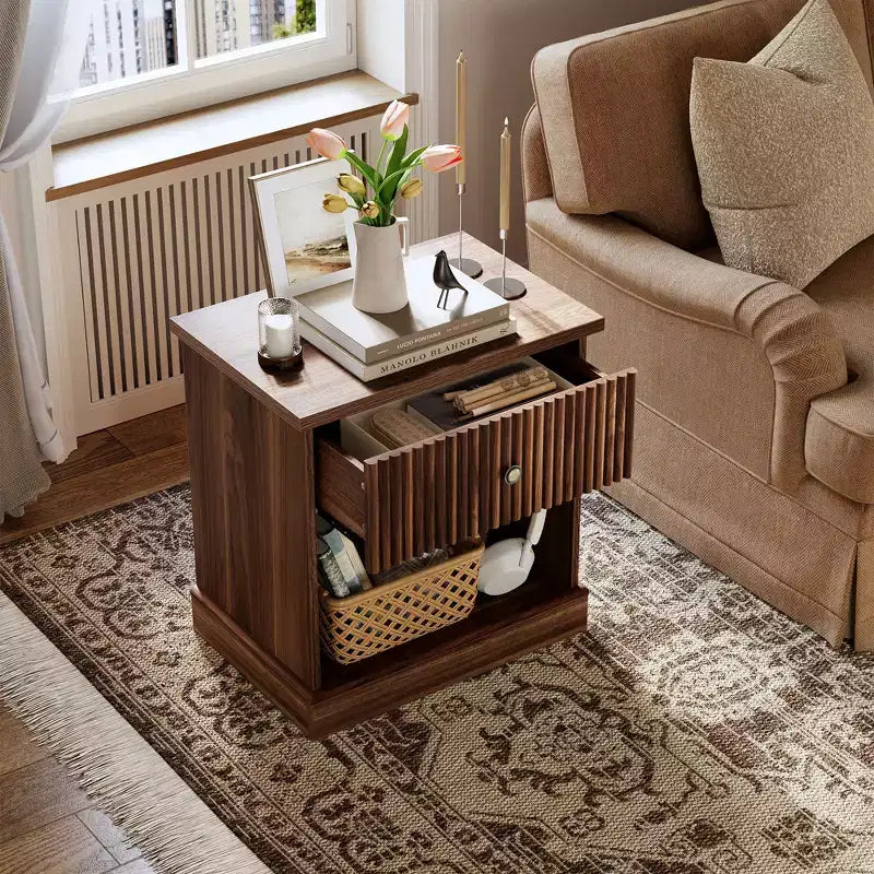 Comodino scanalato con cassetto, tavolino moderno con ripiano aperto, comodino salvaspazio con base curva per camera da letto o soggiorno