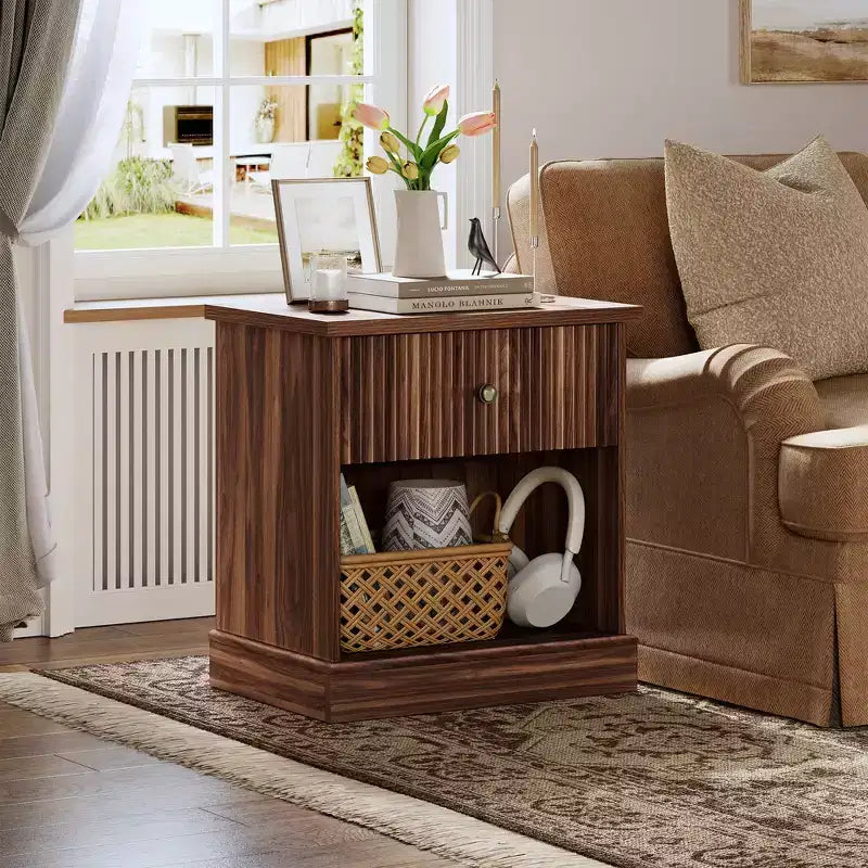 Comodino scanalato con cassetto, tavolino moderno con ripiano aperto, comodino salvaspazio con base curva per camera da letto o soggiorno