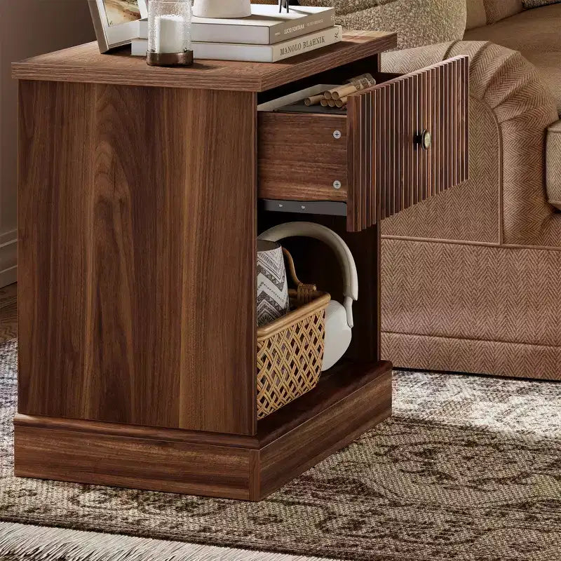 Comodino scanalato con cassetto, tavolino moderno con ripiano aperto, comodino salvaspazio con base curva per camera da letto o soggiorno