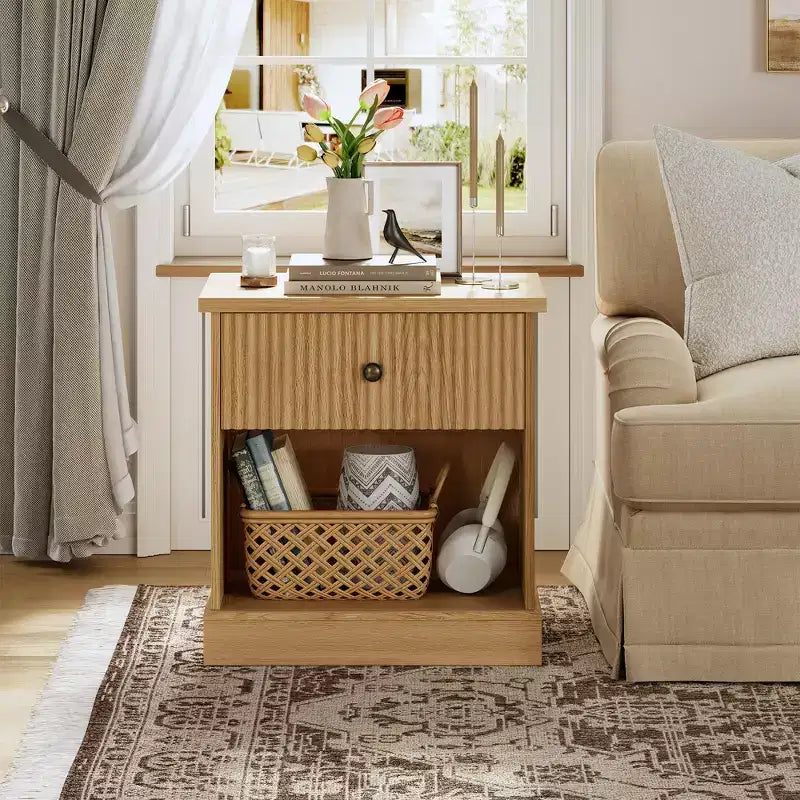 Comodino scanalato con cassetto, tavolino moderno con ripiano aperto, comodino salvaspazio con base curva per camera da letto o soggiorno