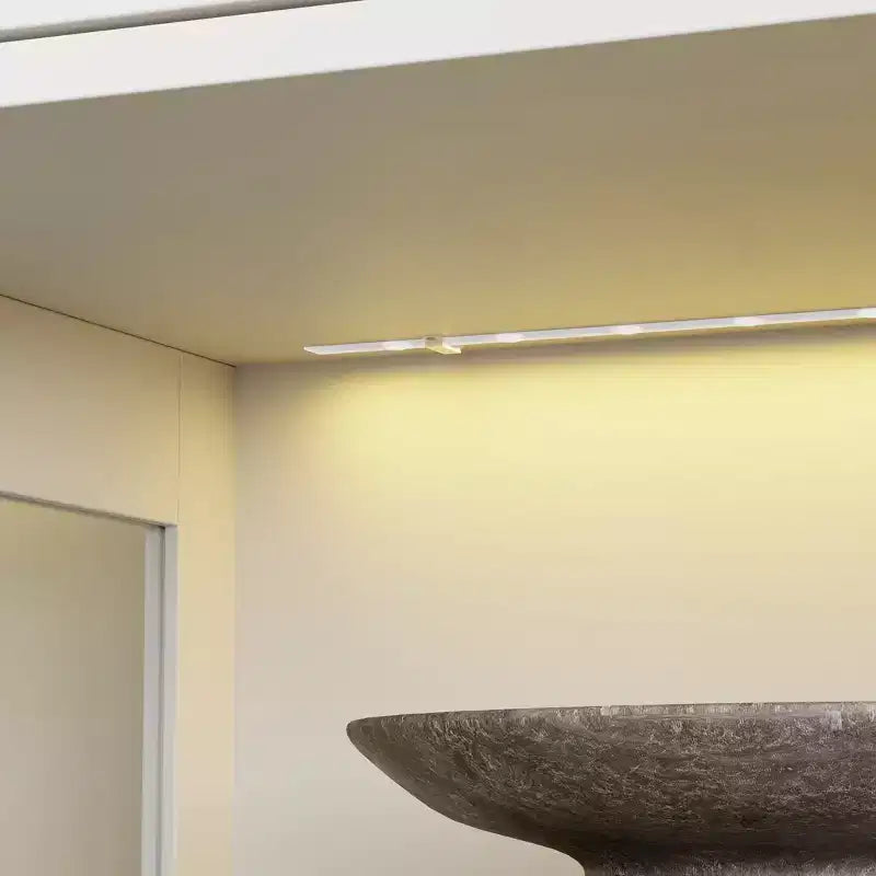 Estantería Expositiva de Cristal Independiente con Iluminación RGB de 7 Colores, Puertas y Estantes de Cristal Transparente, Cajón