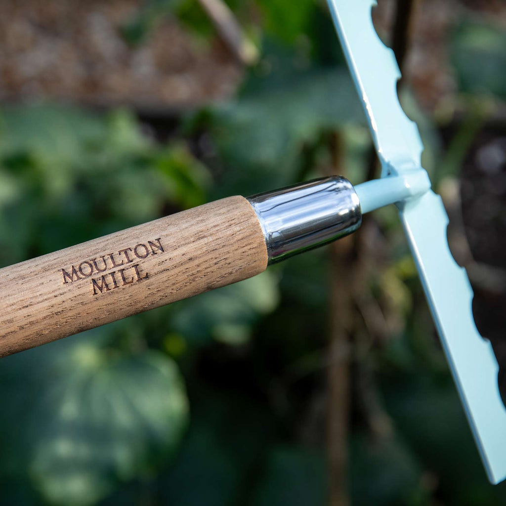 Rastrello da terra leggero in acciaio al carbonio per giardiniere in erba con manico in frassino