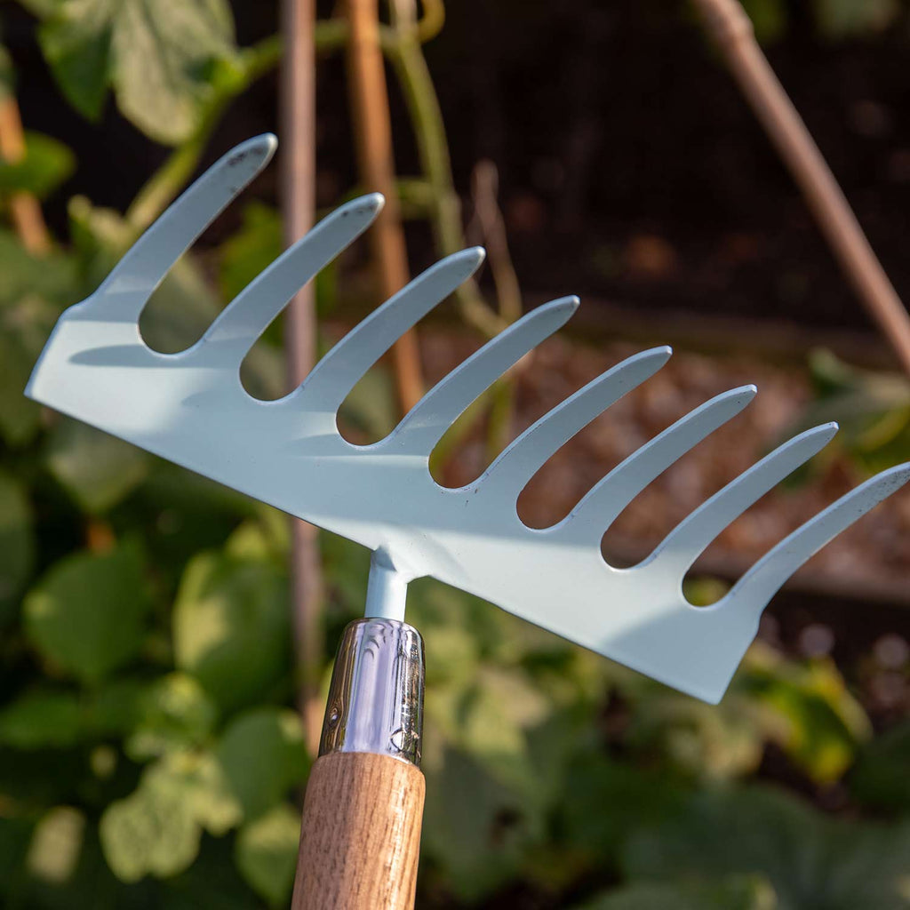 Rastrello da terra leggero in acciaio al carbonio per giardiniere in erba con manico in frassino