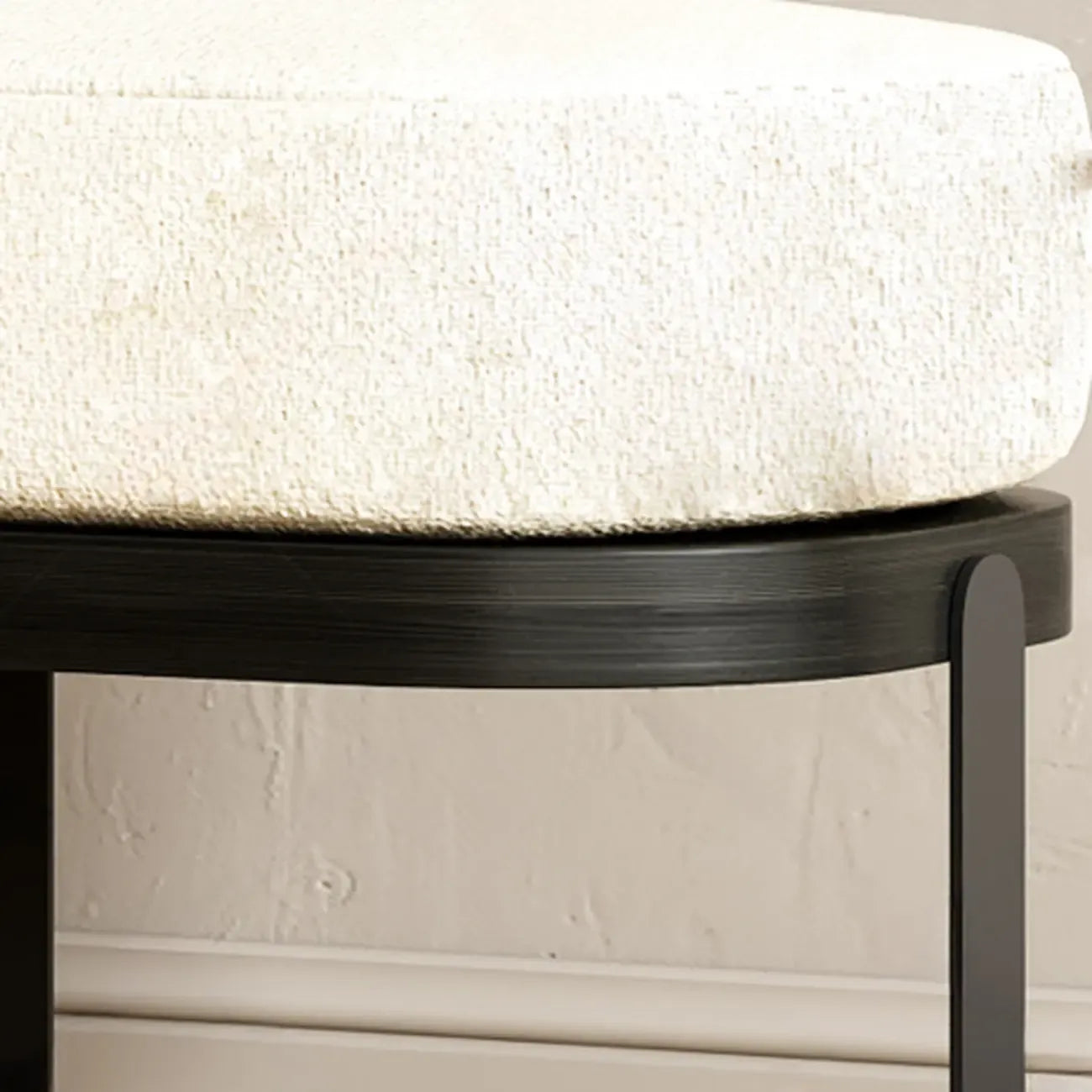 Banco bajo tapizado de madera moderna de color beige