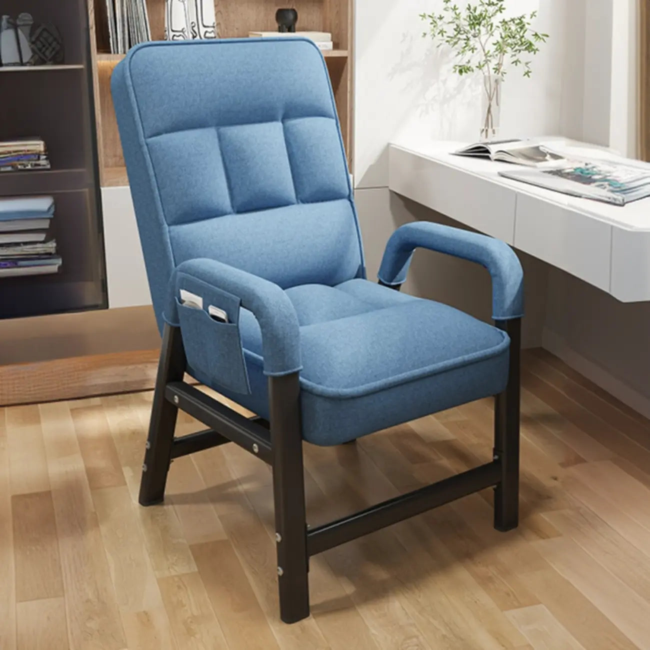 Silla de oficina moderna tapizada en gris con 4 patas