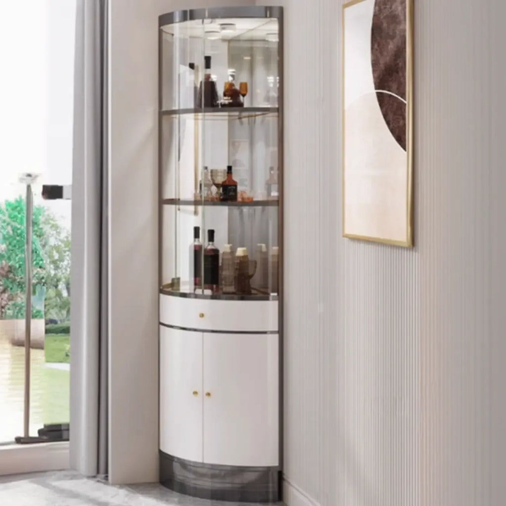 Vitrina esquinera para vinos con estantes de cristal y metal de varios niveles