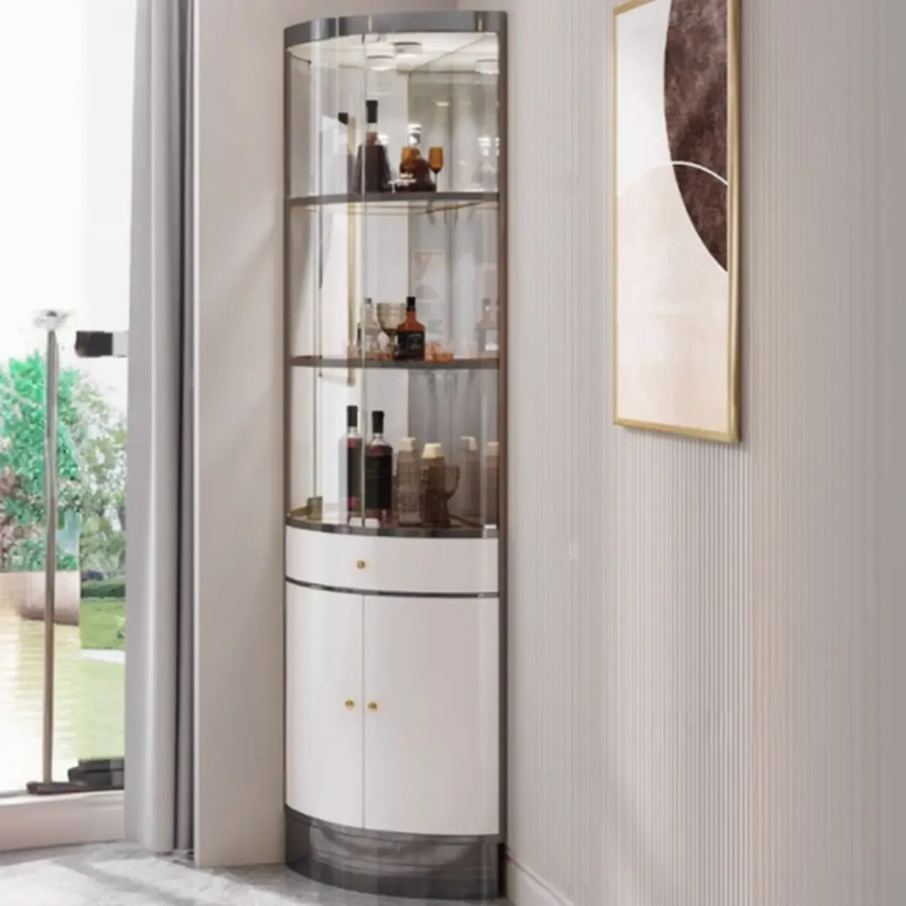Vitrina esquinera para vinos con estantes de cristal y metal de varios niveles