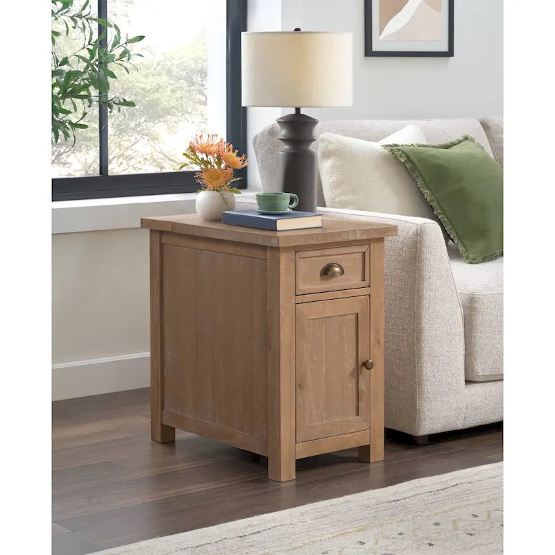 Mesa auxiliar Monterey de madera maciza con tomas de corriente ocultas