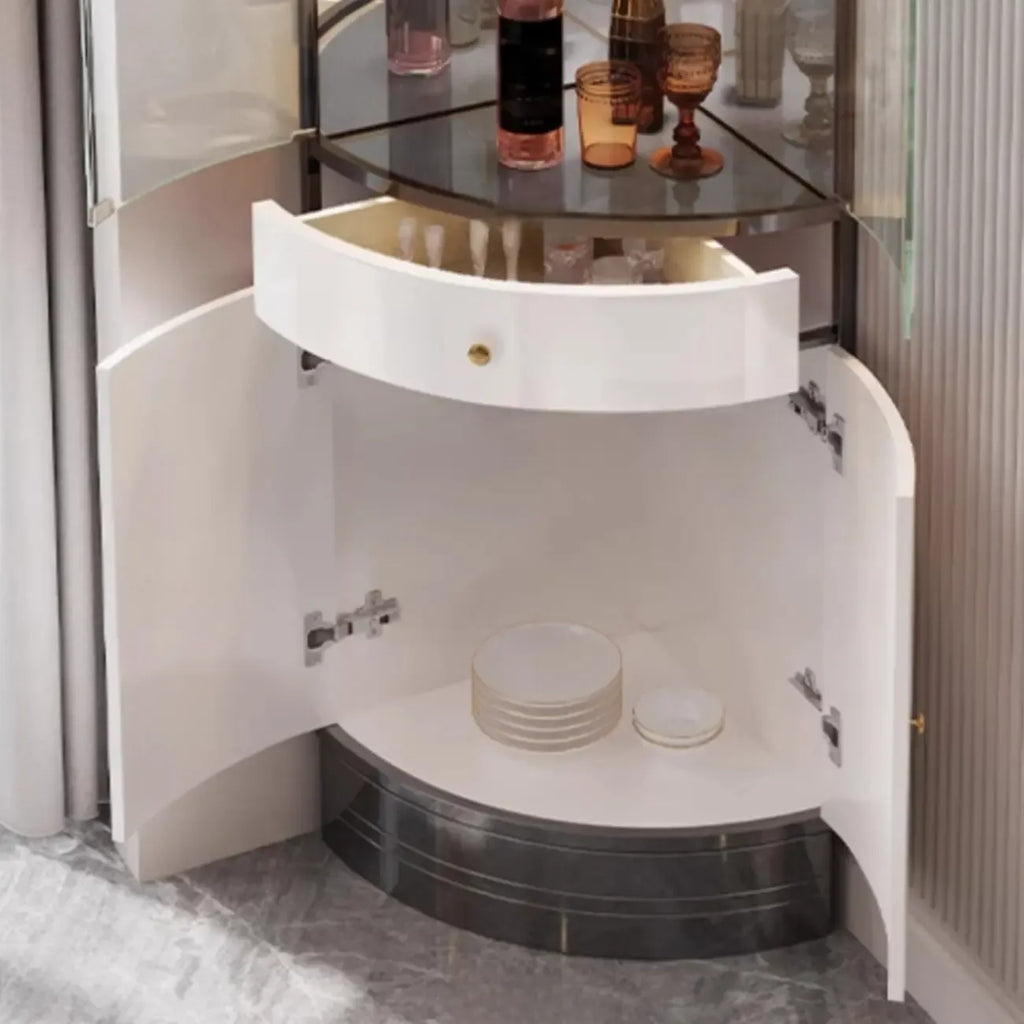 Vitrina esquinera para vinos con estantes de cristal y metal de varios niveles