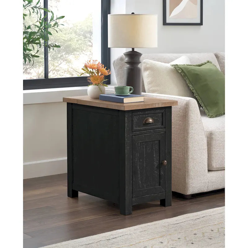 Mesa auxiliar Monterey de madera maciza con tomas de corriente ocultas