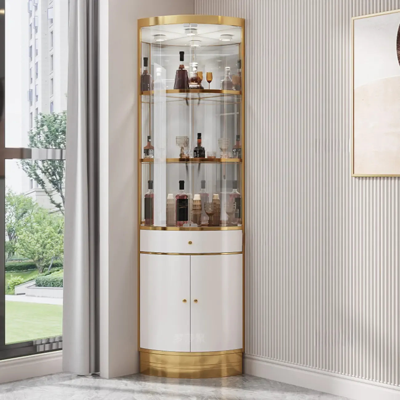 Vitrina esquinera para vinos con estantes de cristal y metal de varios niveles