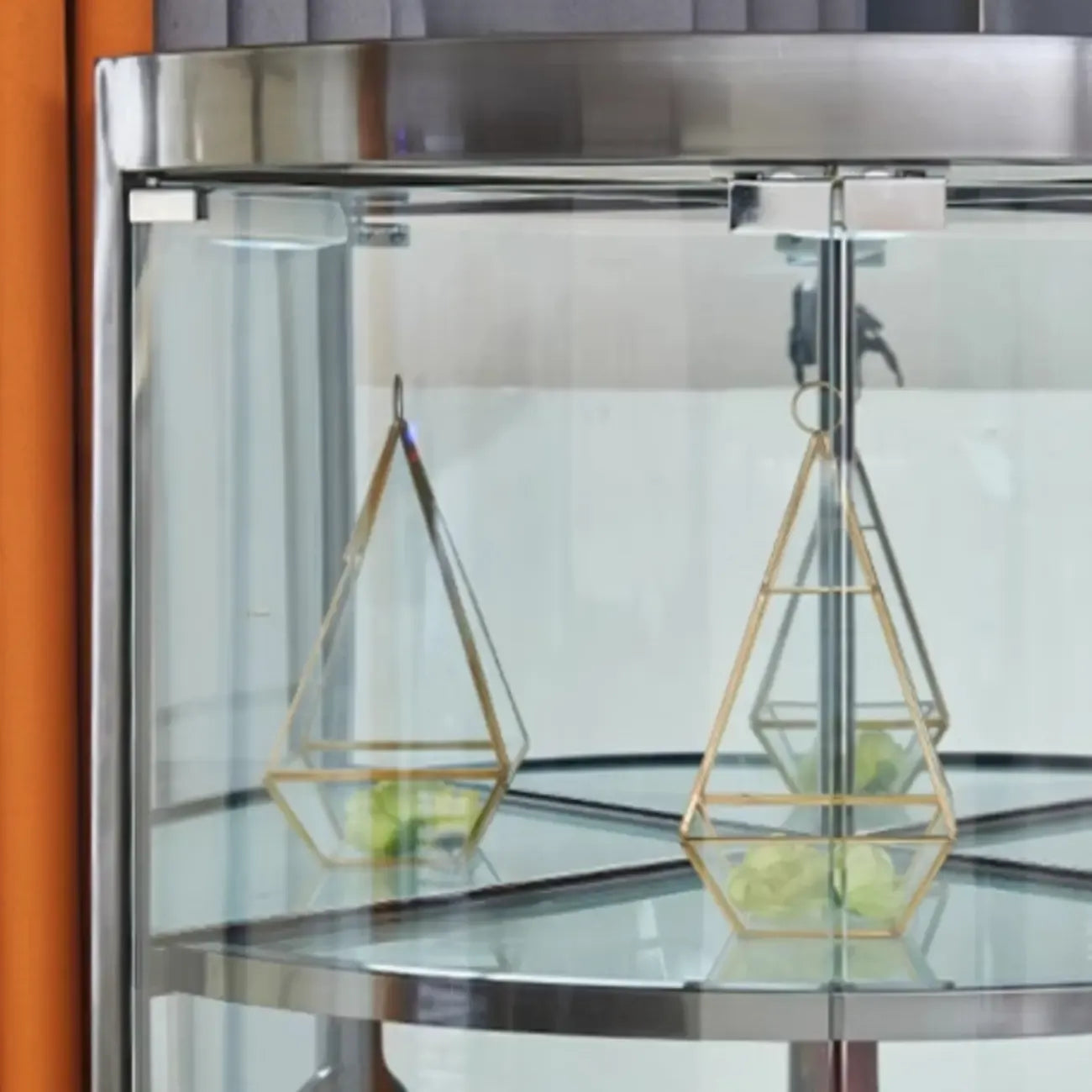 Vitrina esquinera para vinos con estantes de cristal y metal de varios niveles