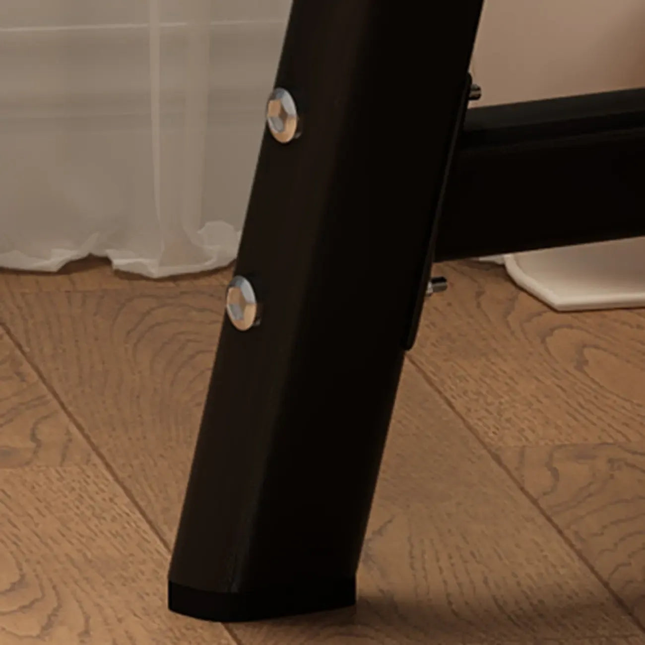 Silla de oficina moderna tapizada en gris con 4 patas