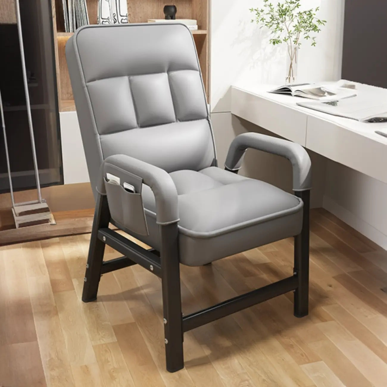 Silla de oficina moderna tapizada en gris con 4 patas