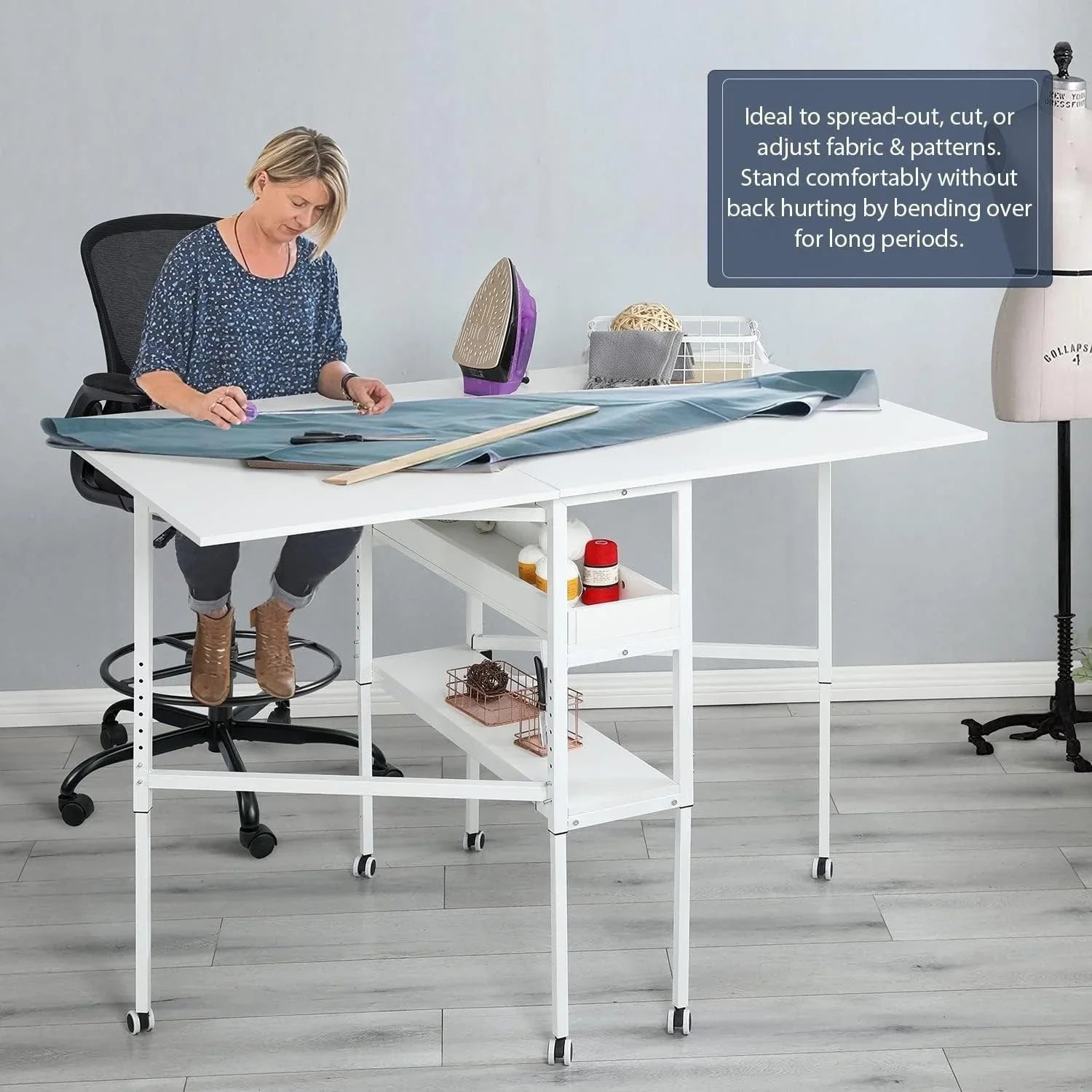 Mesa de manualidades ajustable en altura con estantes de almacenamiento, mesa de corte plegable móvil para oficina en casa, sala de costura, sala de manualidades