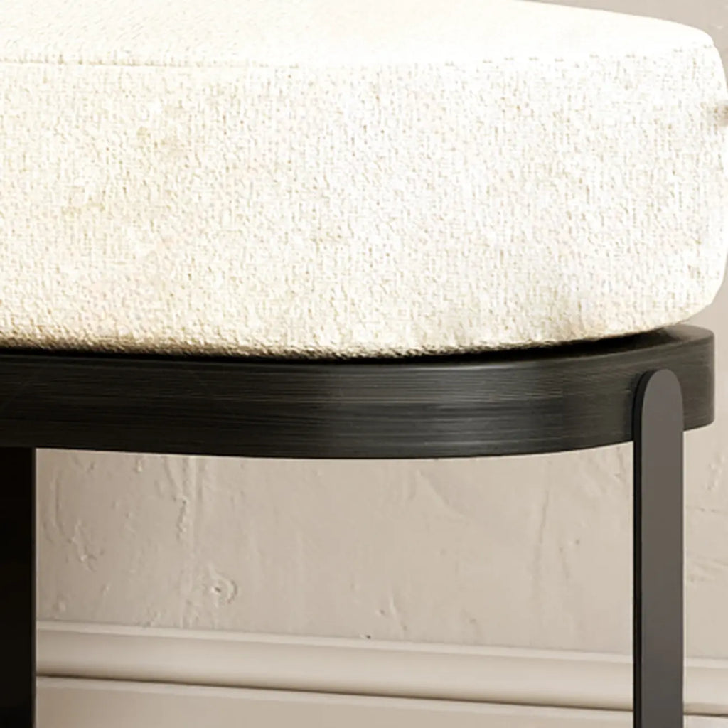 Banco bajo tapizado de madera moderna de color beige