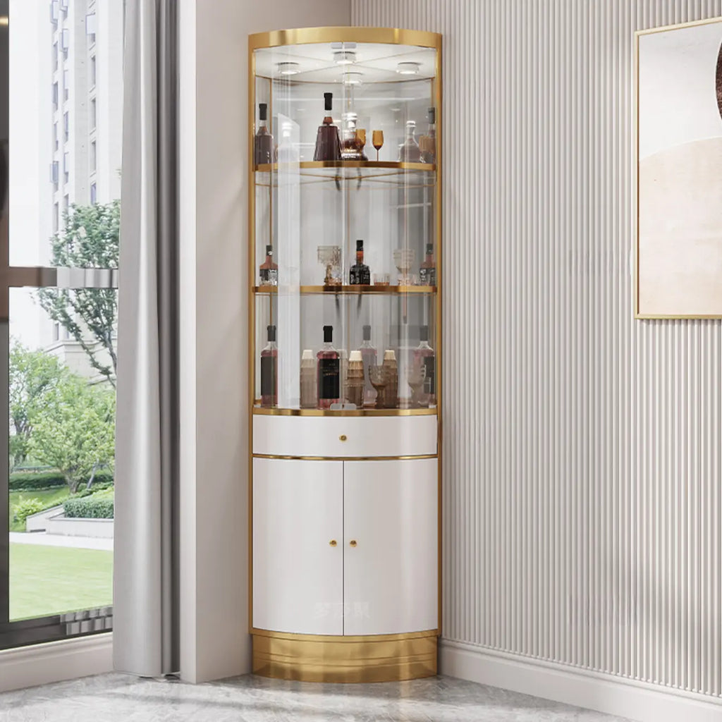 Vitrina esquinera para vinos con estantes de cristal y metal de varios niveles