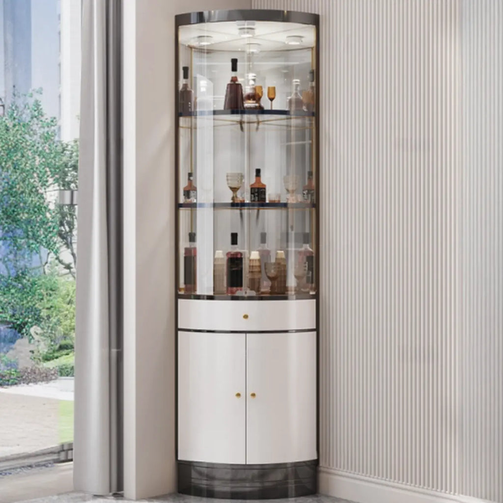 Vitrina esquinera para vinos con estantes de cristal y metal de varios niveles
