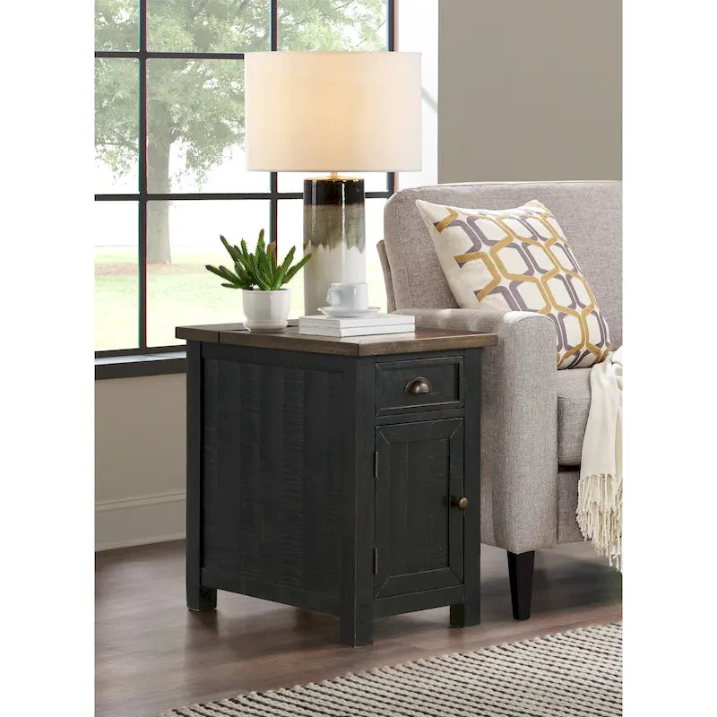 Mesa auxiliar Monterey de madera maciza con tomas de corriente ocultas