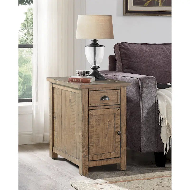 Mesa auxiliar Monterey de madera maciza con tomas de corriente ocultas