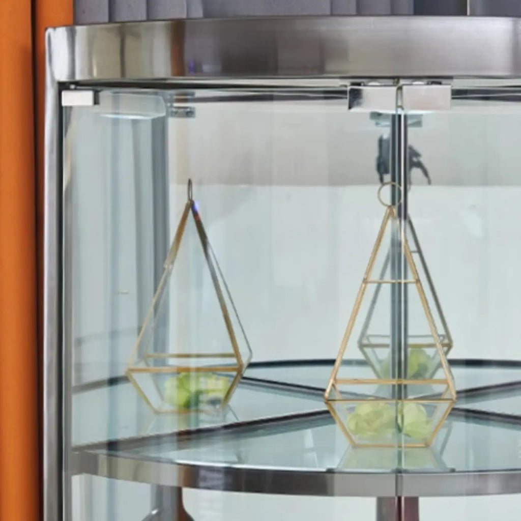 Vitrina esquinera para vinos con estantes de cristal y metal de varios niveles