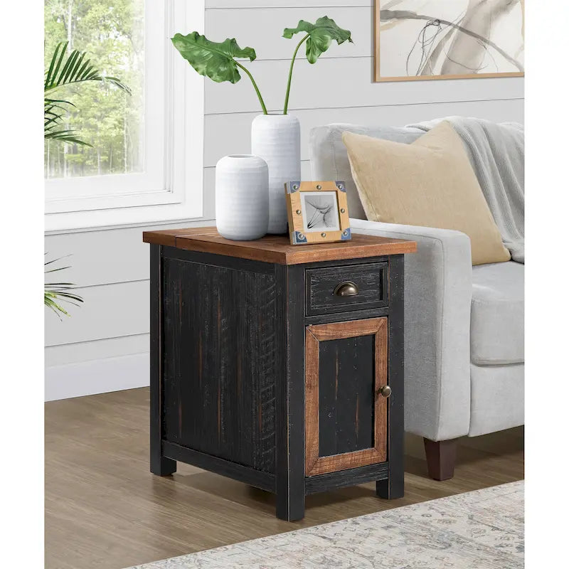 Mesa auxiliar Monterey de madera maciza con tomas de corriente ocultas