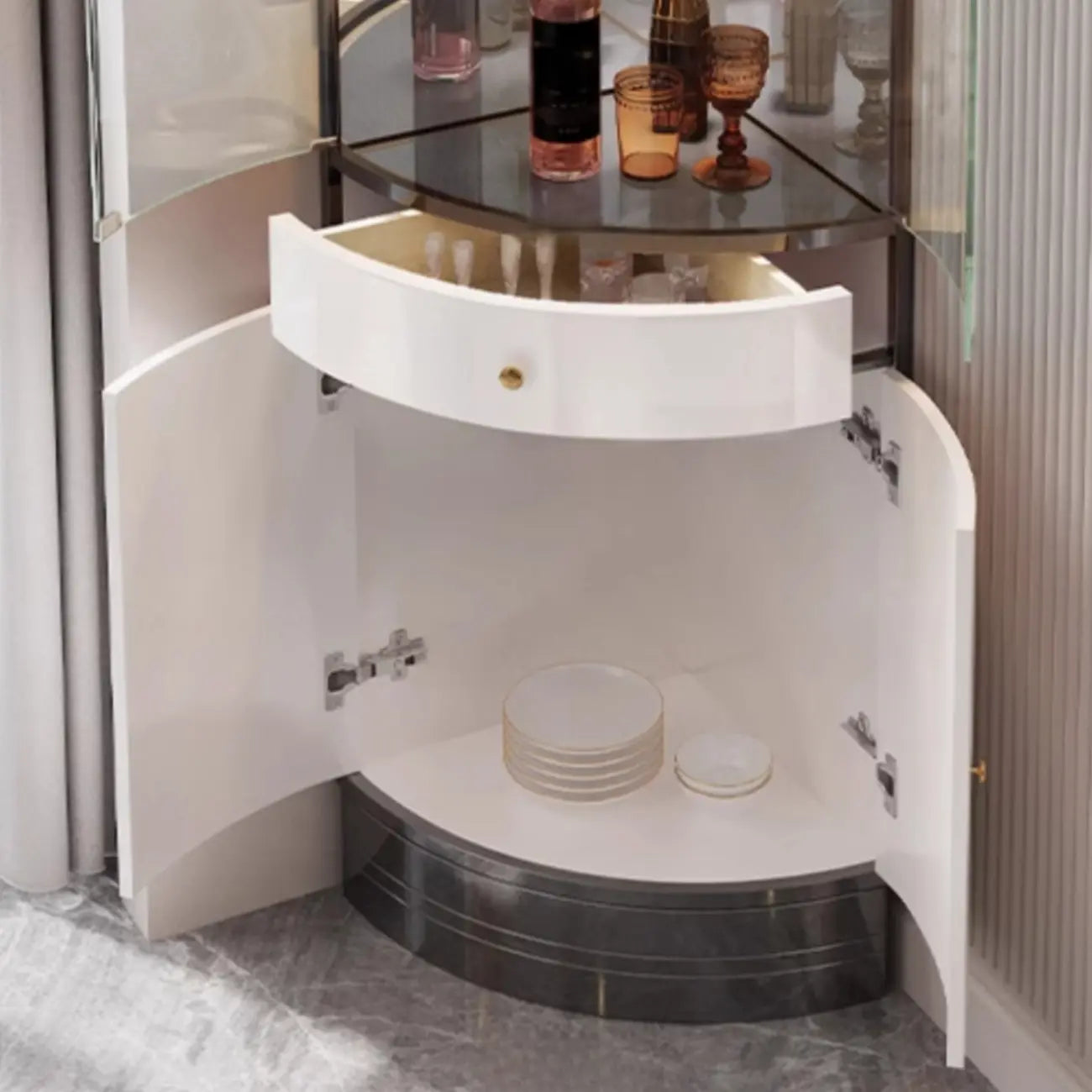 Vitrina esquinera para vinos con estantes de cristal y metal de varios niveles
