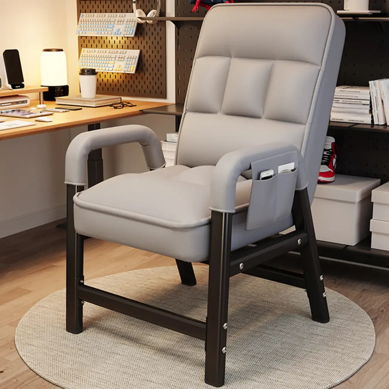Silla de oficina moderna tapizada en gris con 4 patas